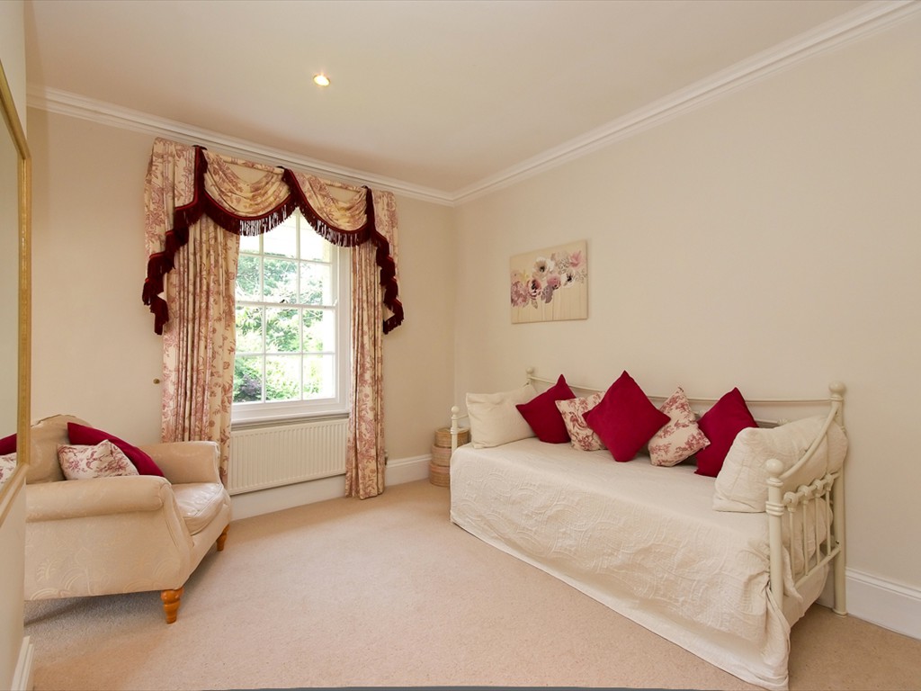 Dressing room with day bed and roll out bed